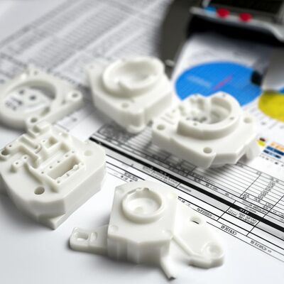 Buen precio Partes de mecanizado CNC de plástico de precisión con forma de superficie compleja, mecanizado de agujeros finos e informe de inspección a tamaño completo en línea